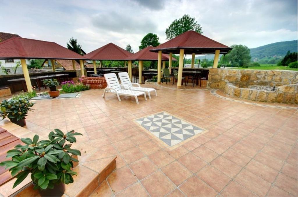 קטז אוב סבי Hotel Cateski Dvorec מראה חיצוני תמונה